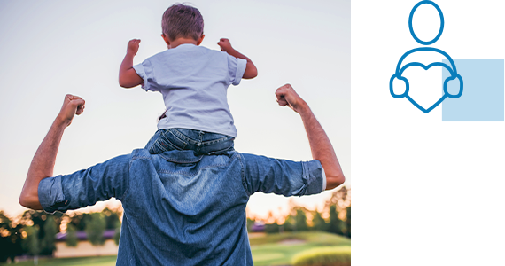 Un niño se sienta sobre los hombros de su padre y ambos flexionan sus bíceps; cerca hay un arte lineal de una persona que sostiene un corazón